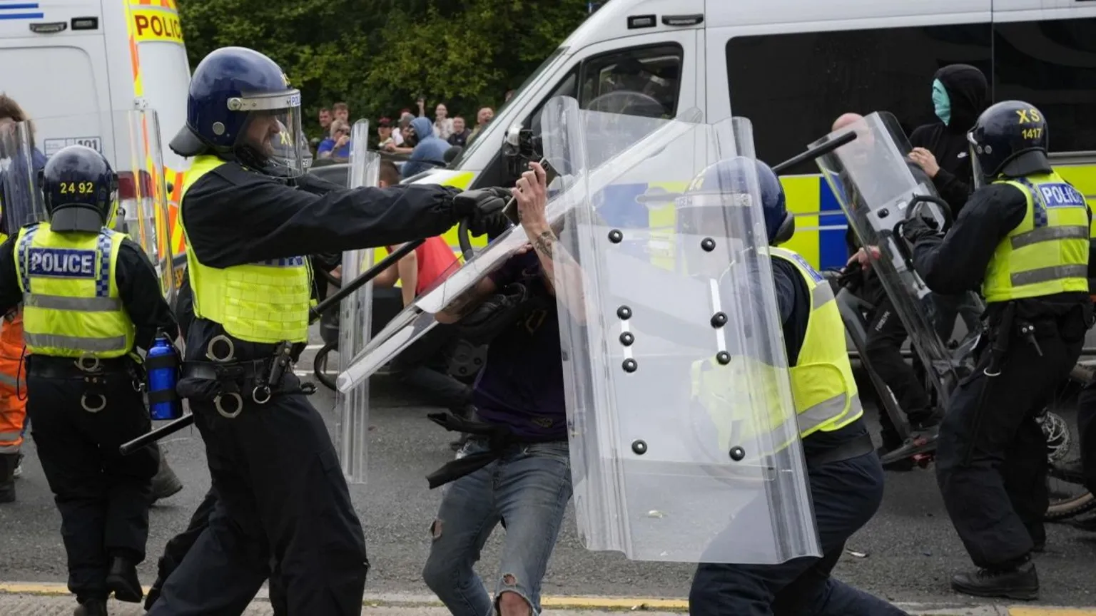 UK Government Vows “Full Force of the Law” Against Rioters, Announces Prison Expansion Amid Ongoing Unrest