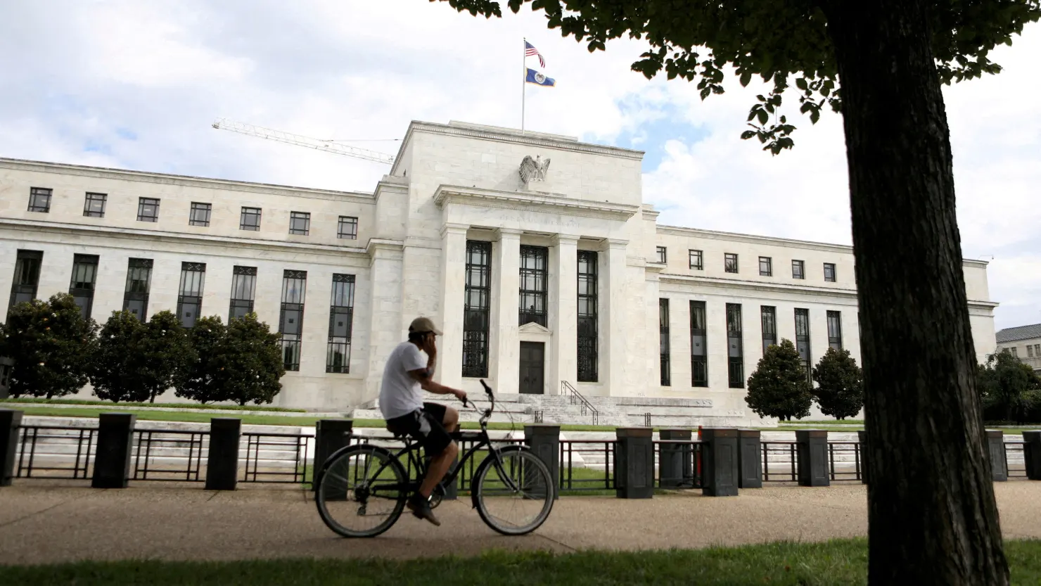 Federal Reserve Expected to Implement Gradual Rate Cuts as Inflation Concerns Persist, Fitch Reports