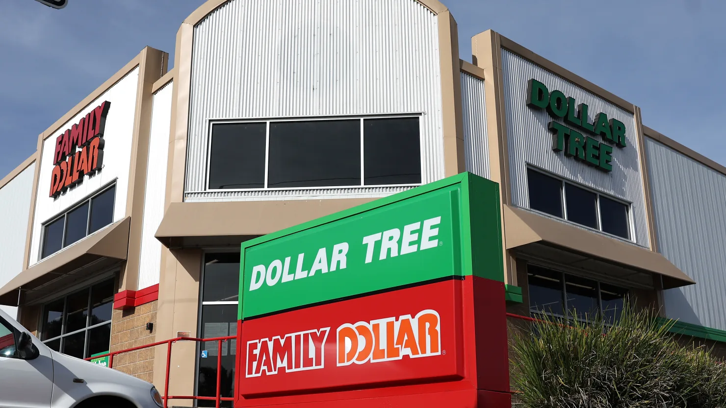 Dollar Tree Shares Drop After Lowering Full-Year Forecast