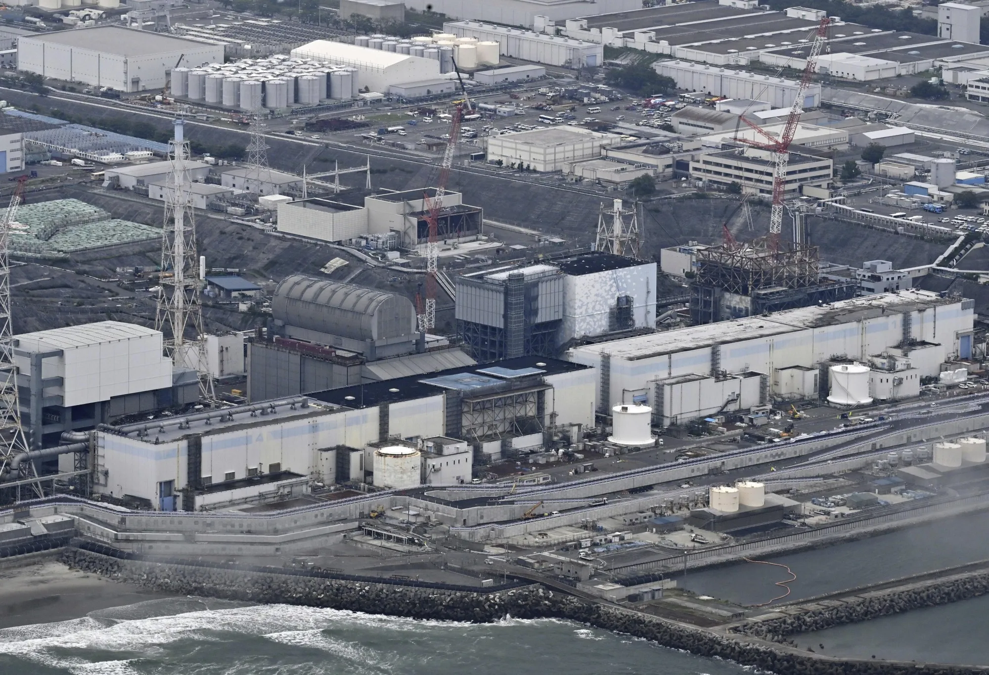 Fukushima Fuel Removal Suspended Due to Technical Glitch