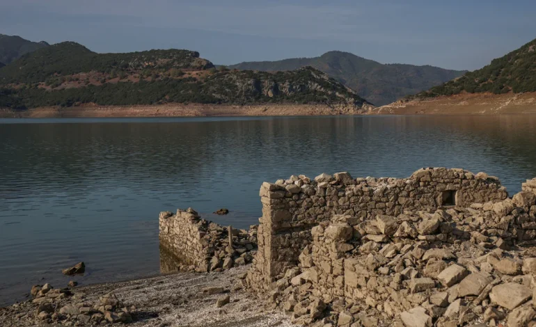 Shrinking Lake Mornos Reveals Lost Village, Underscoring Greece’s Climate Crisis