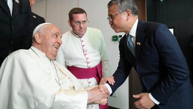 Pope Francis Begins Final Leg of 45th Apostolic Journey in Singapore