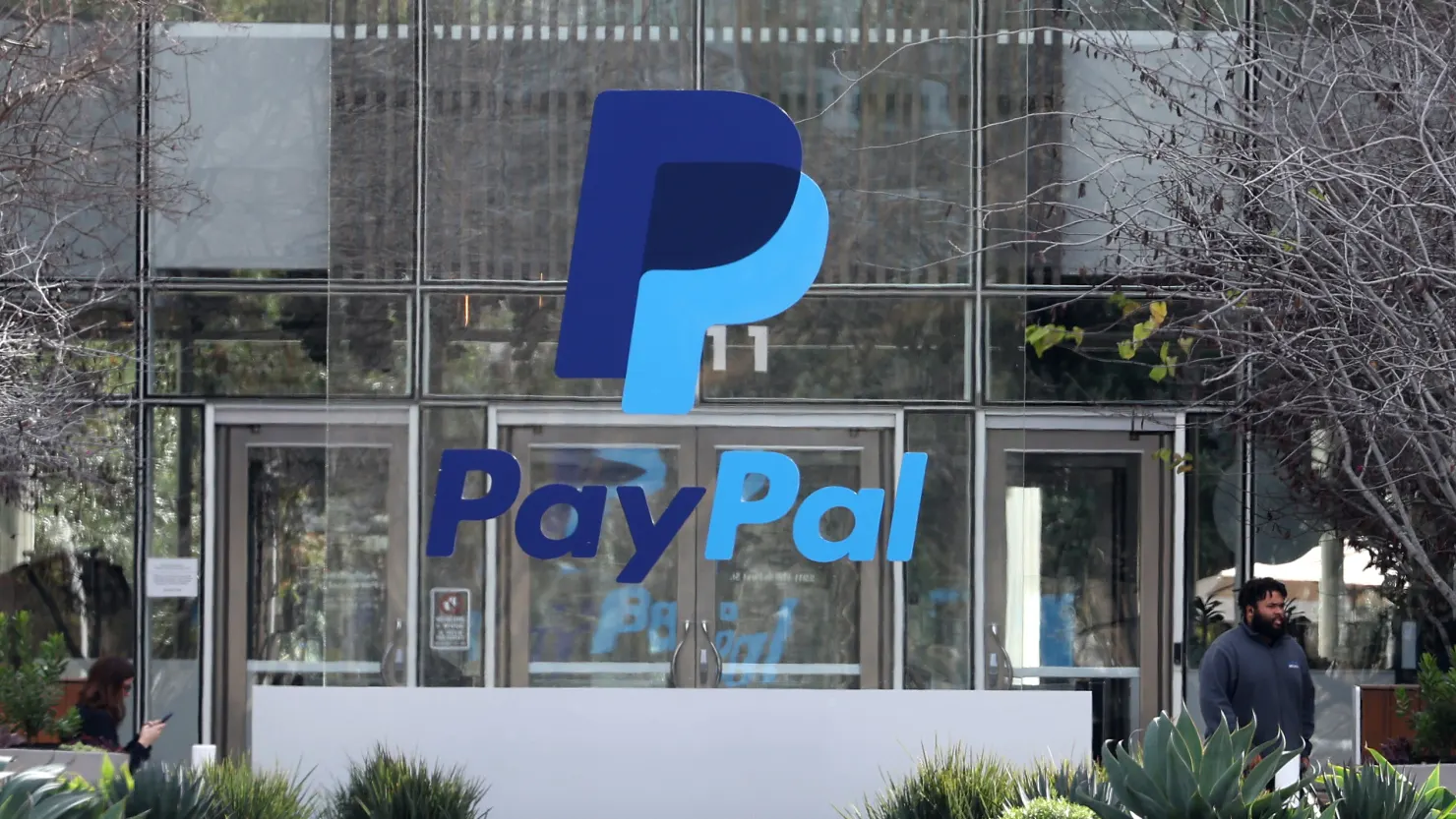 PayPal Shares Decline in Premarket Trading Following Mixed Q3 Earnings