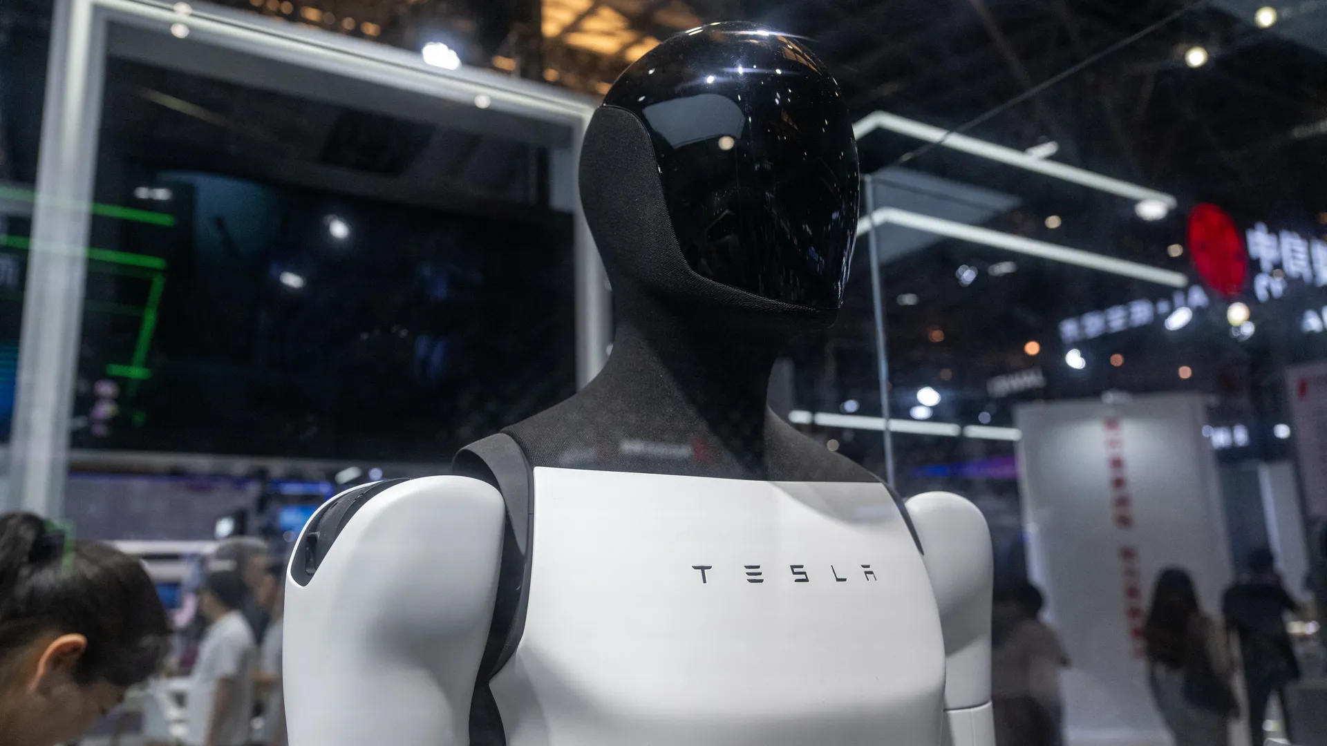 Tesla’s Optimus Robot Faces Setback After Needing Human Help at AI Event