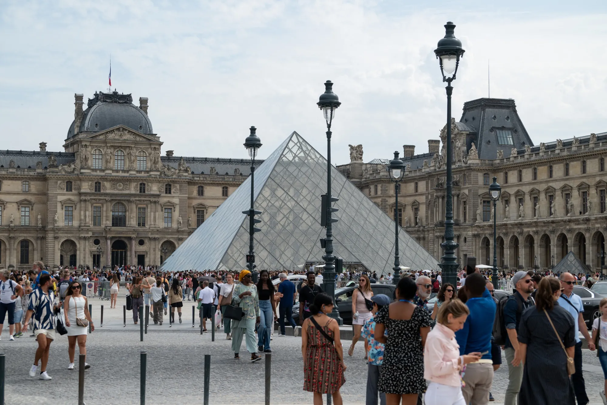 French Business Confidence Plummets Amid Political Uncertainty