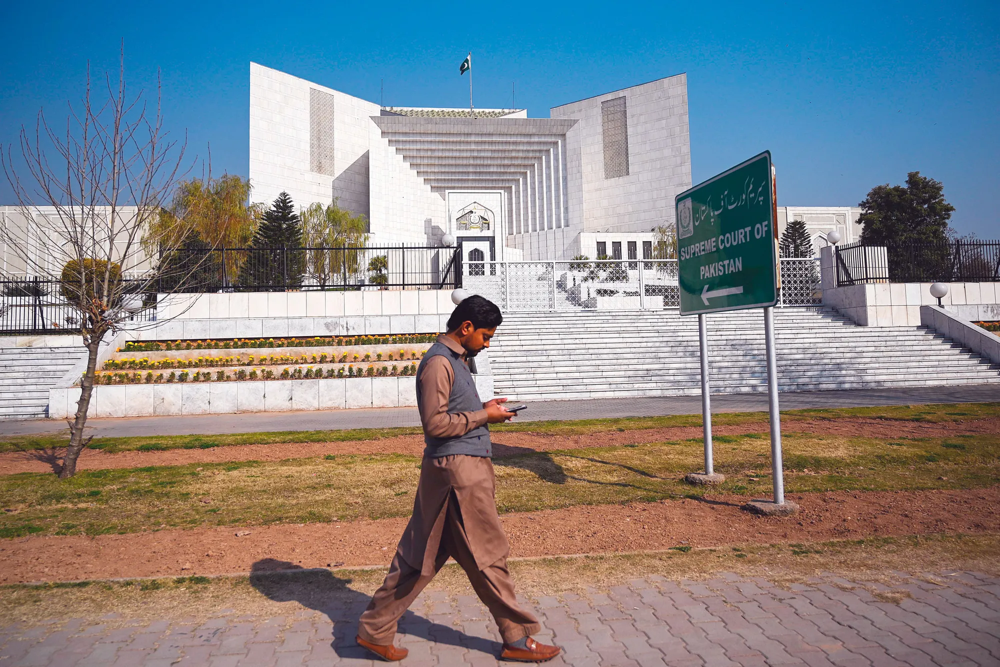 Pakistan’s Ruling Alliance Appoints Junior Judge as Chief Justice, Sparking Political Turmoil