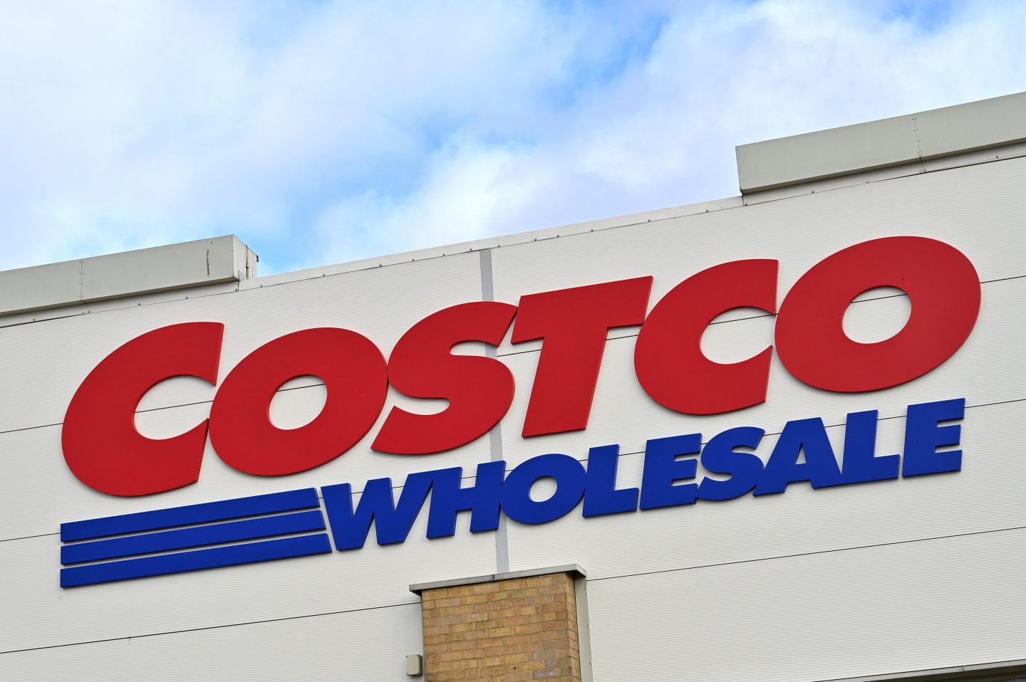 Costco Expands Precious Metals Offerings with Platinum Bars, But Experts Advise Caution