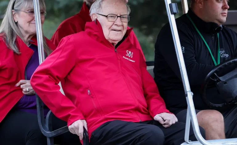 Warren Buffett Reduces Apple Stake, Cutting Approximately 25% in the Latest Quarter