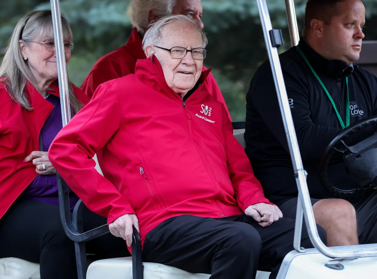 Warren Buffett Reduces Apple Stake, Cutting Approximately 25% in the Latest Quarter