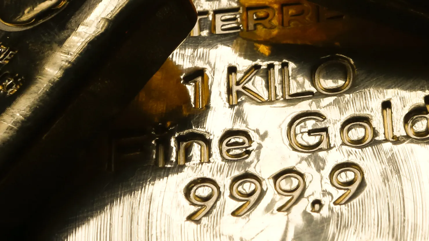 Gold Prices Decline Amid Stronger Dollar and Increased Market Risk Appetite