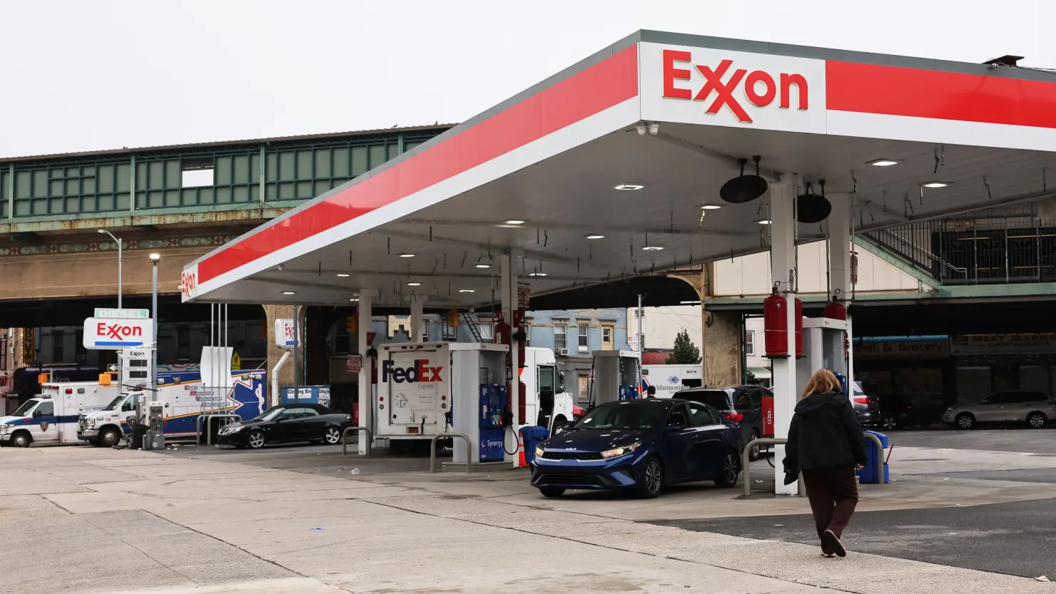 Exxon Surpasses Earnings Projections, Boosts Dividend for Fourth Quarter