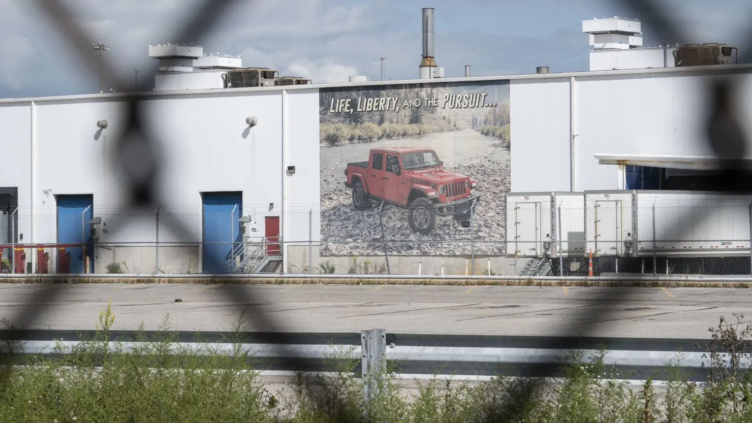 Stellantis Announces 1,100 Layoffs at Jeep Plant in Ohio Amid High Inventory and Declining Gladiator Sales