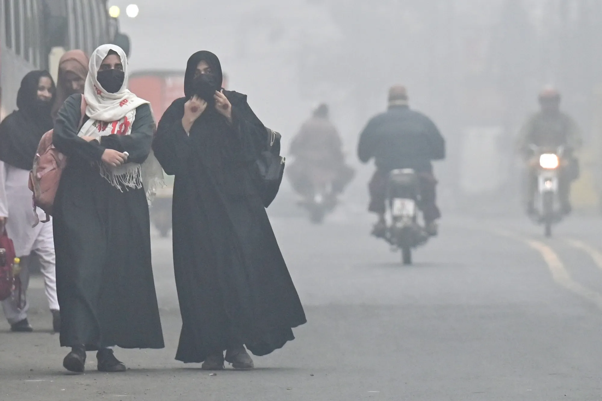 Pakistan’s Lahore Chokes Under Record Smog, Schools Closed as Air Pollution Surges