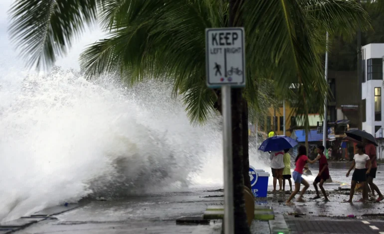 Super Typhoon Man-yi Pummels Philippines, Threatens Luzon