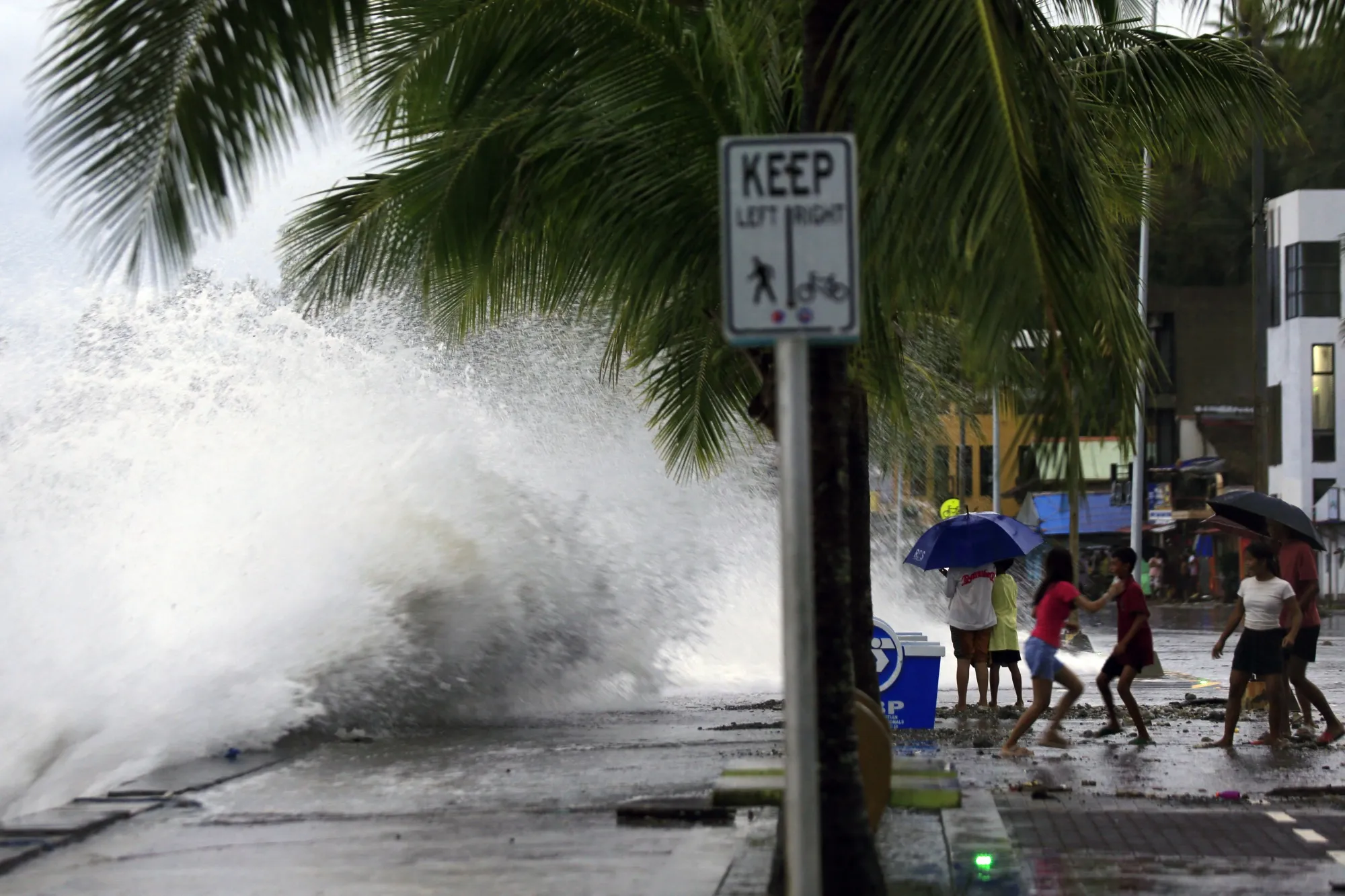 Super Typhoon Man-yi Pummels Philippines, Threatens Luzon