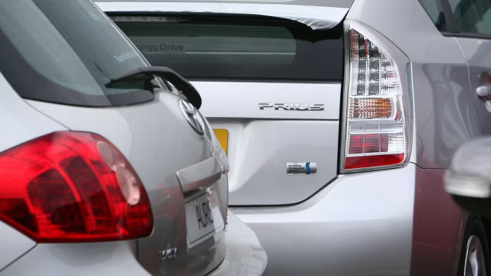 UK Considers Easing EV Sales Rules, Allowing Hybrid Models After 2030