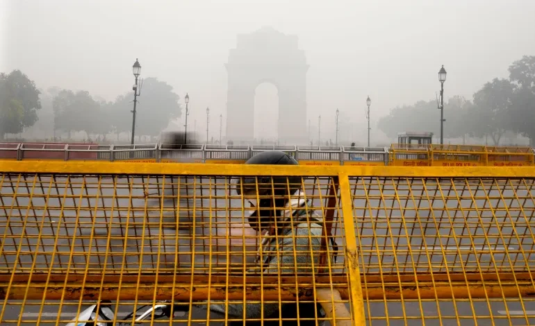 India’s Delhi Chokes on Worst Air Pollution of the Season, Schools Shut Down