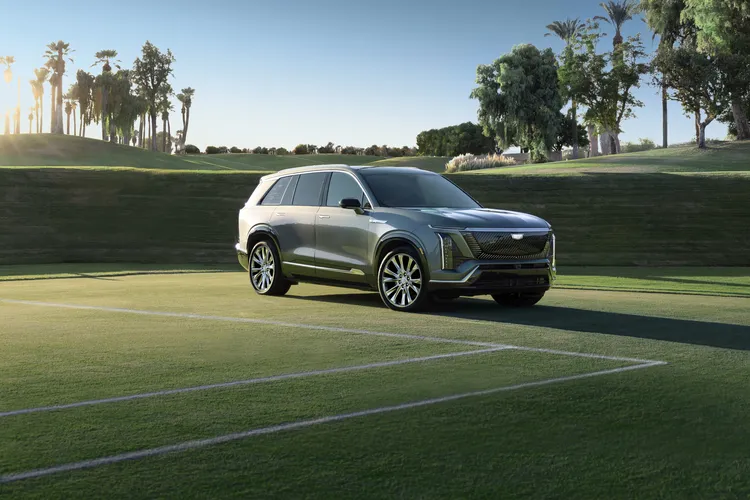 Cadillac Unveils the 2026 Vistiq: A New “Baby Escalade” EV Set for Launch Next Year