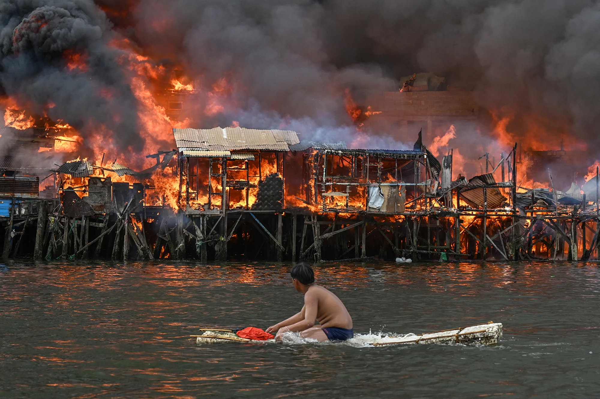 Massive Fire Devastates Manila Shanty Town, Leaving Thousands Homeless