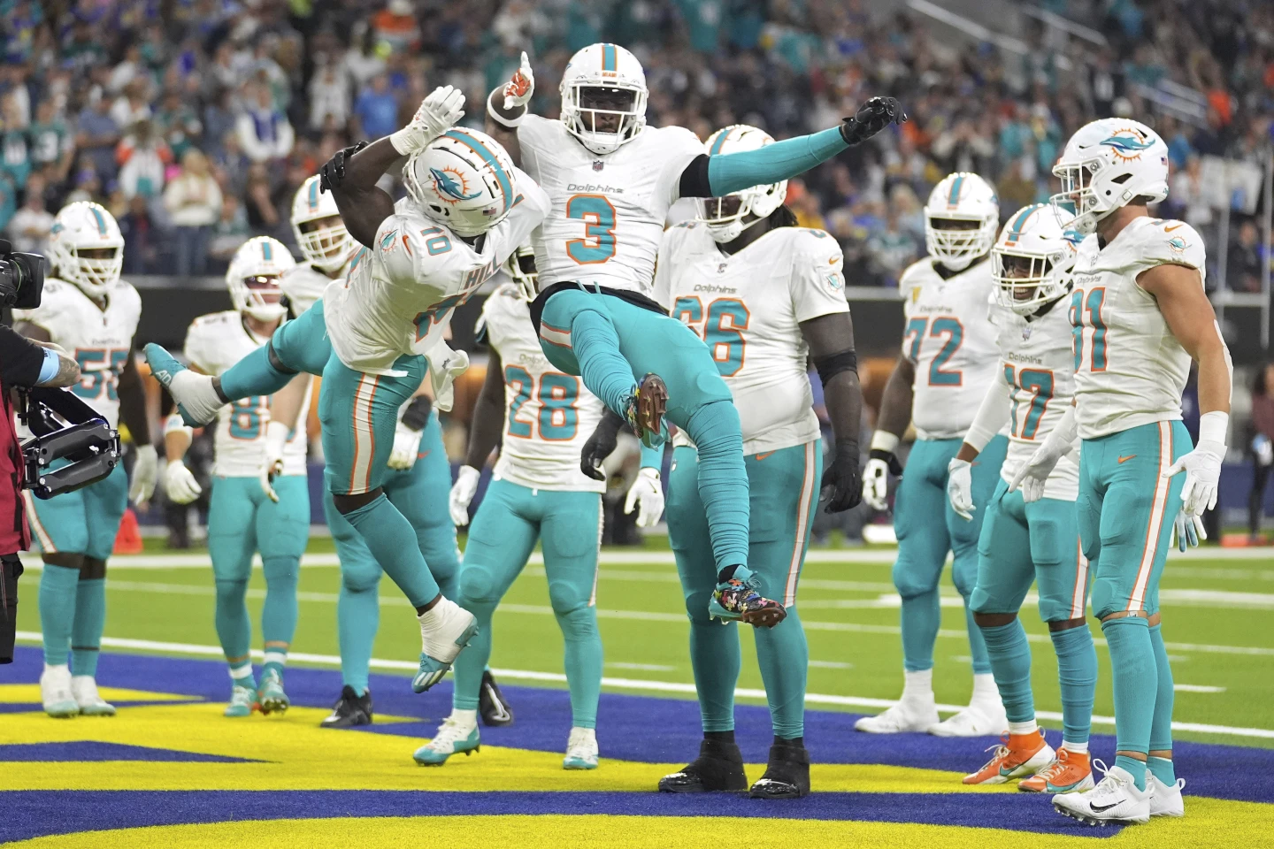 Miami Dolphins’ Hill Ends Scoring Drought, Dolphins Edge Rams in Monday Night Thriller