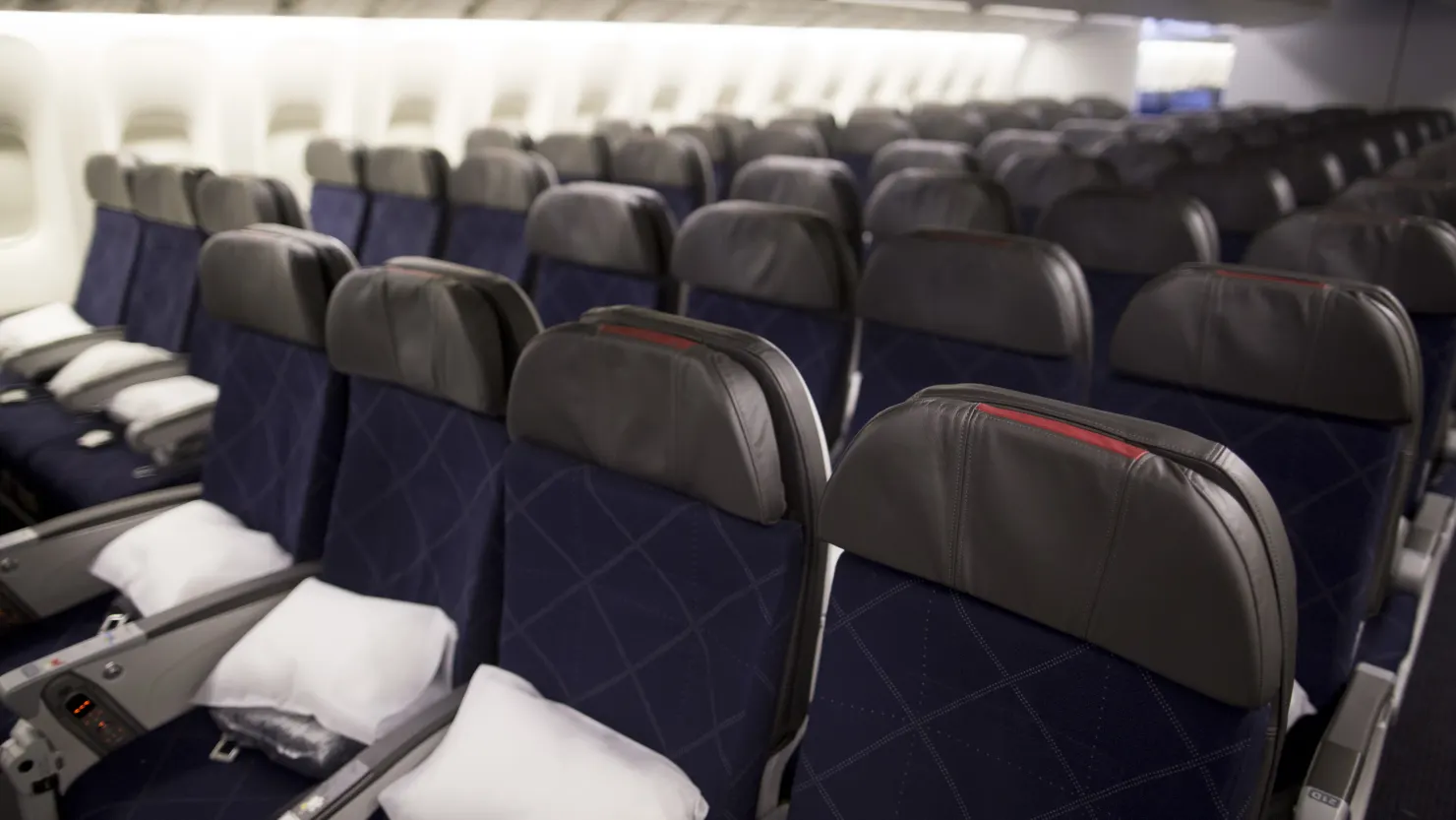 Airline Executives to Defend Seating Fees Before Senate Panel