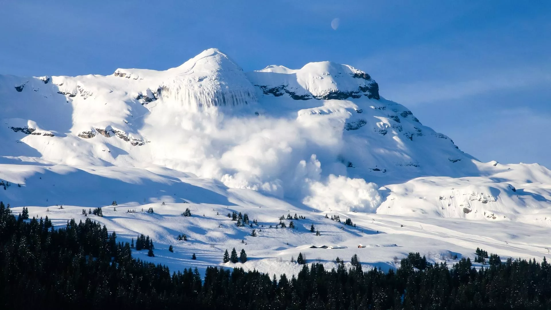 Heavy Snow in Alps, Strong Winds Hit Europe Ahead of Christmas