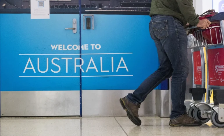 Australia’s Net Migration Falls for First Time Since COVID Restrictions Lifted