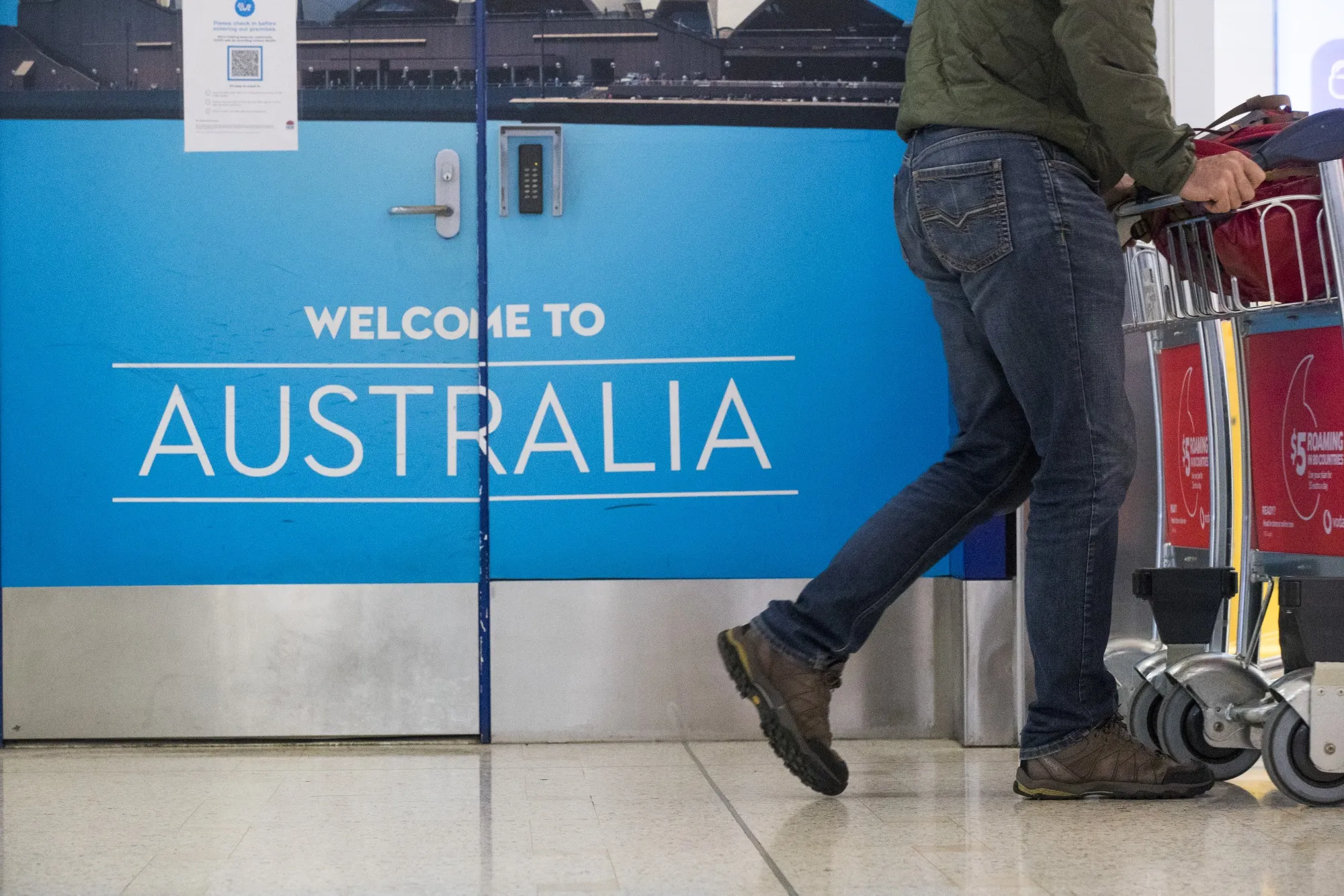 Australia’s Net Migration Falls for First Time Since COVID Restrictions Lifted