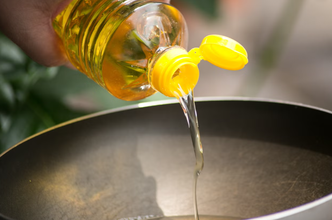 Study Links Common Cooking Oils to Rising Colon Cancer Rates in Young People, Experts Warn