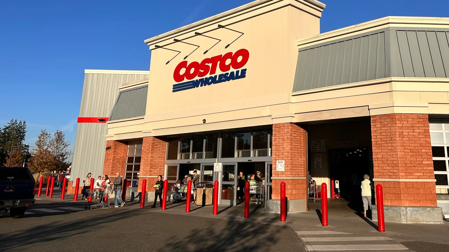 Costco Exceeds Earnings Expectations as E-Commerce Sales Surge
