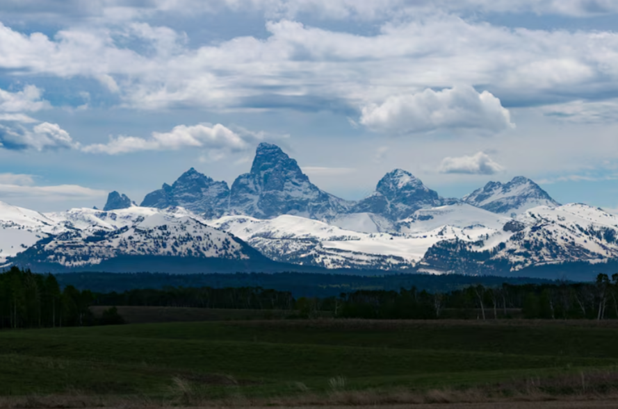 One Dead, One Injured After Avalanche Triggered by Ski Group in Wyoming