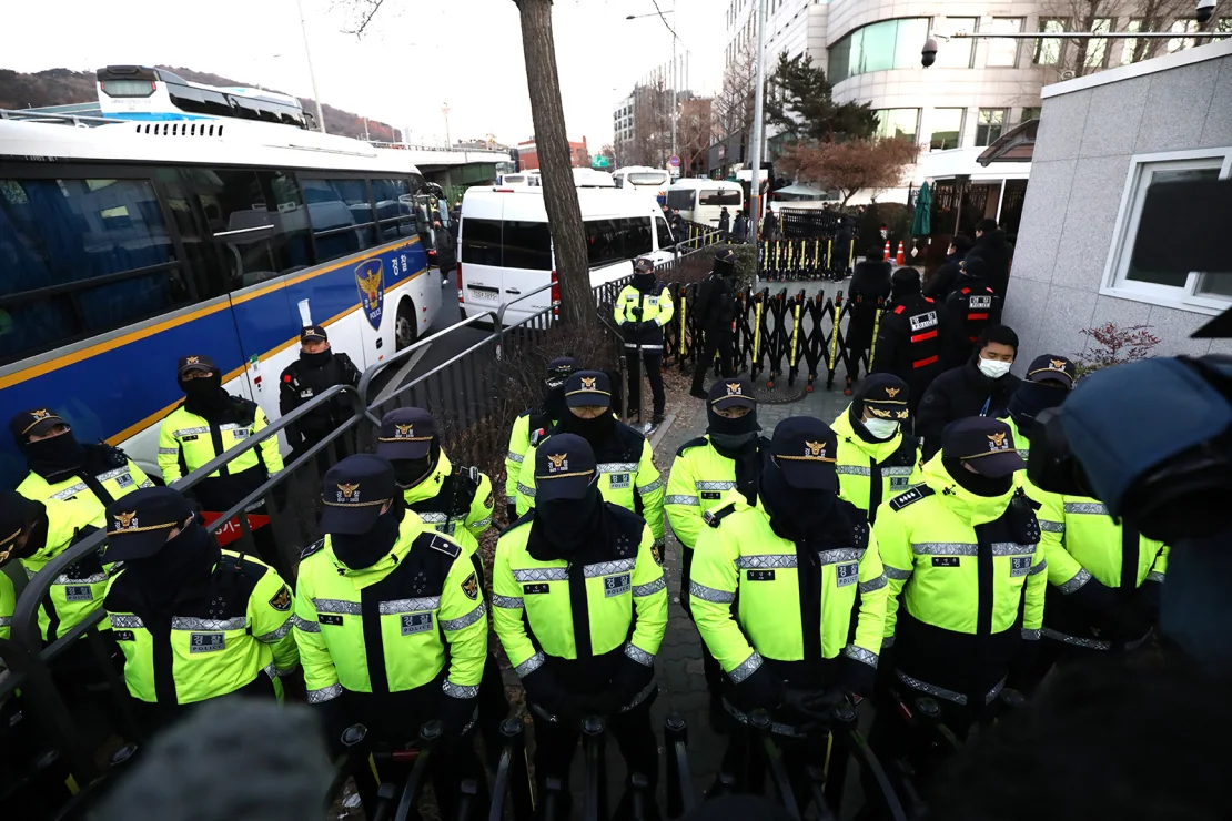 South Korean Investigators Halt Attempt to Arrest Suspended President Yoon Amidst Standoff