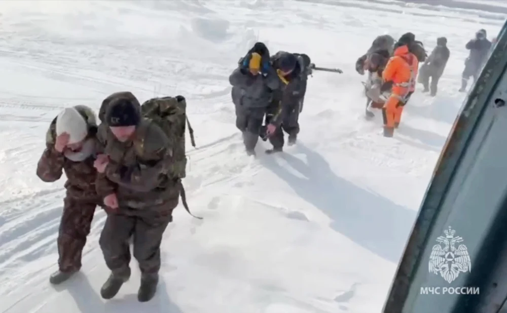 All 139 Fishermen Rescued from Ice Floe in Russia’s Sea of Okhotsk