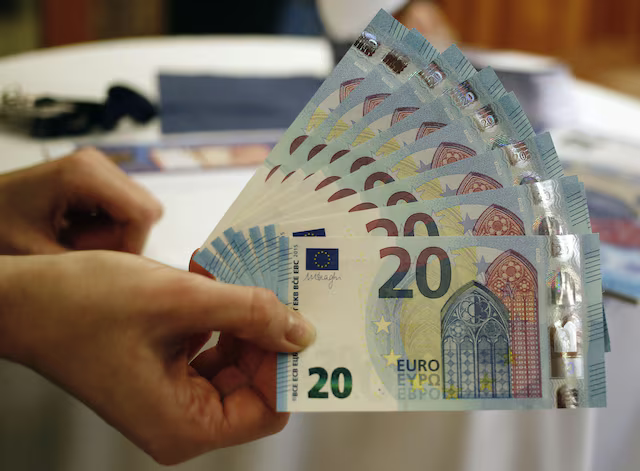 Russian Expats in Europe Struggle with Banking Restrictions