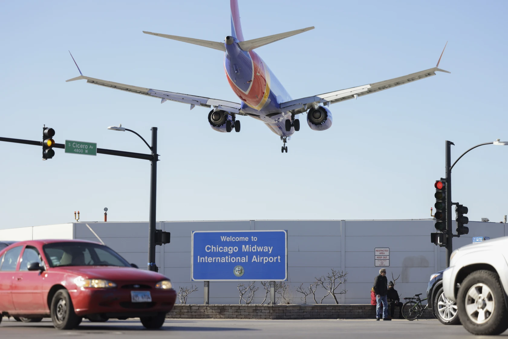 Southwest Airlines Pilot Executes Emergency Maneuver to Avoid Collision at Midway Airport