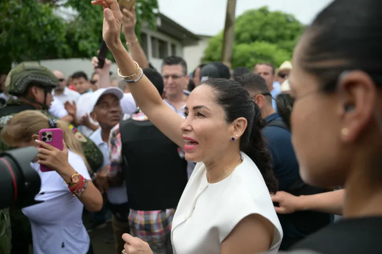  Ecuador Presidential Election Heads to Run-Off as Noboa, Gonzalez Finish Neck-Neck