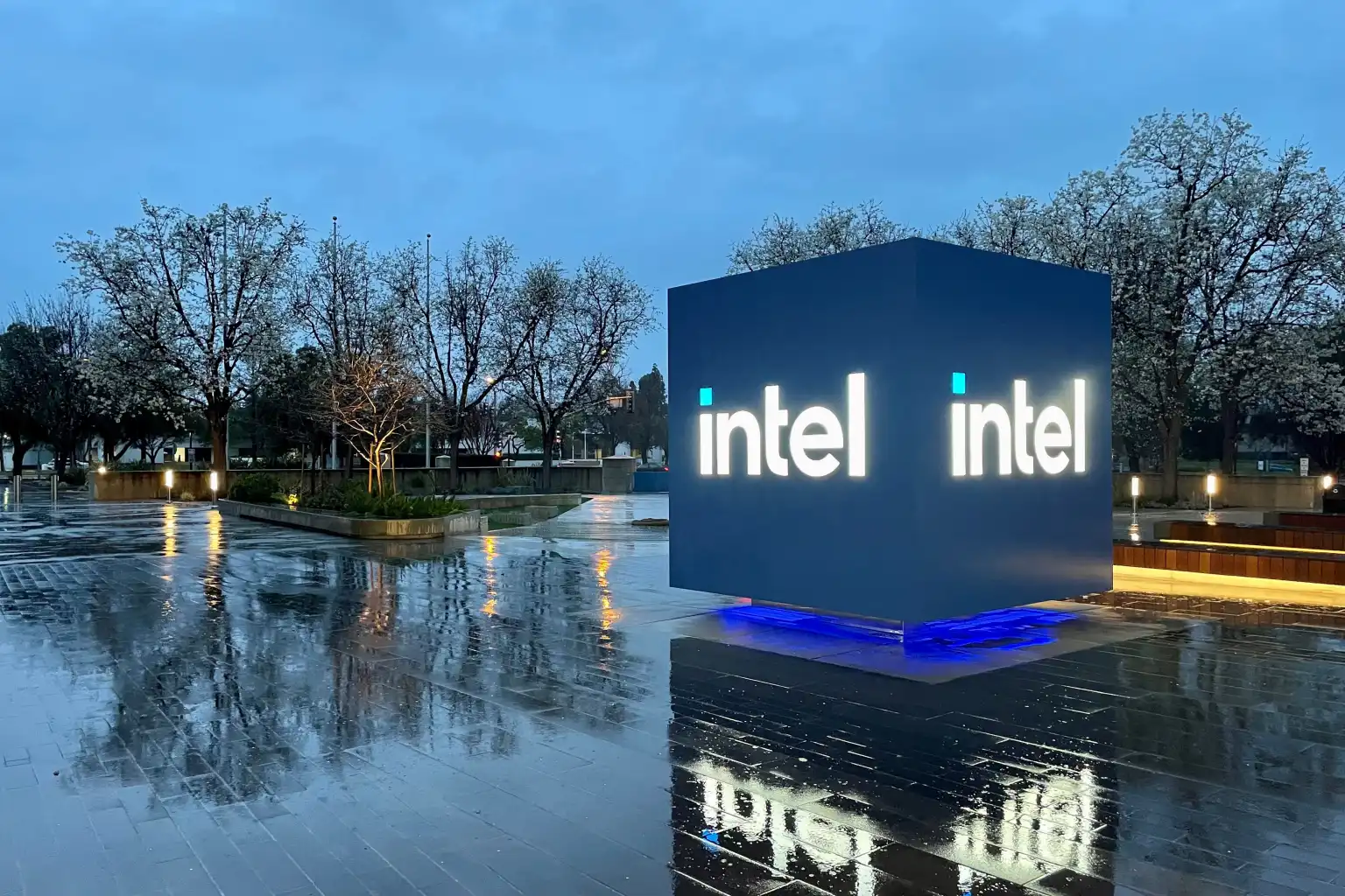 Intel’s Turning Point: Is Selling Now a Bad Idea?