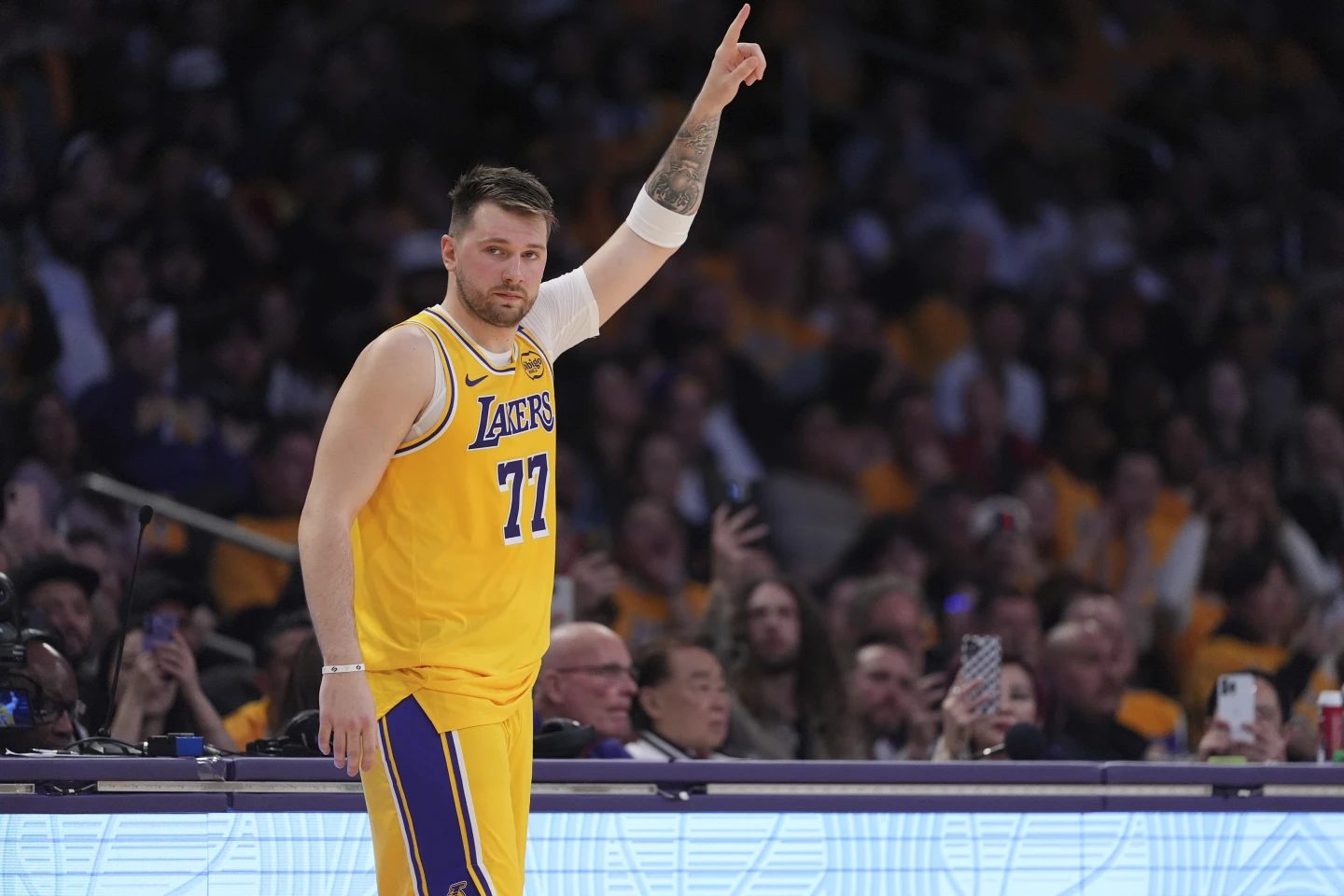 Doncic Mania Hits Los Angeles as Superstar Debuts in Lakers’ Rout of Jazz