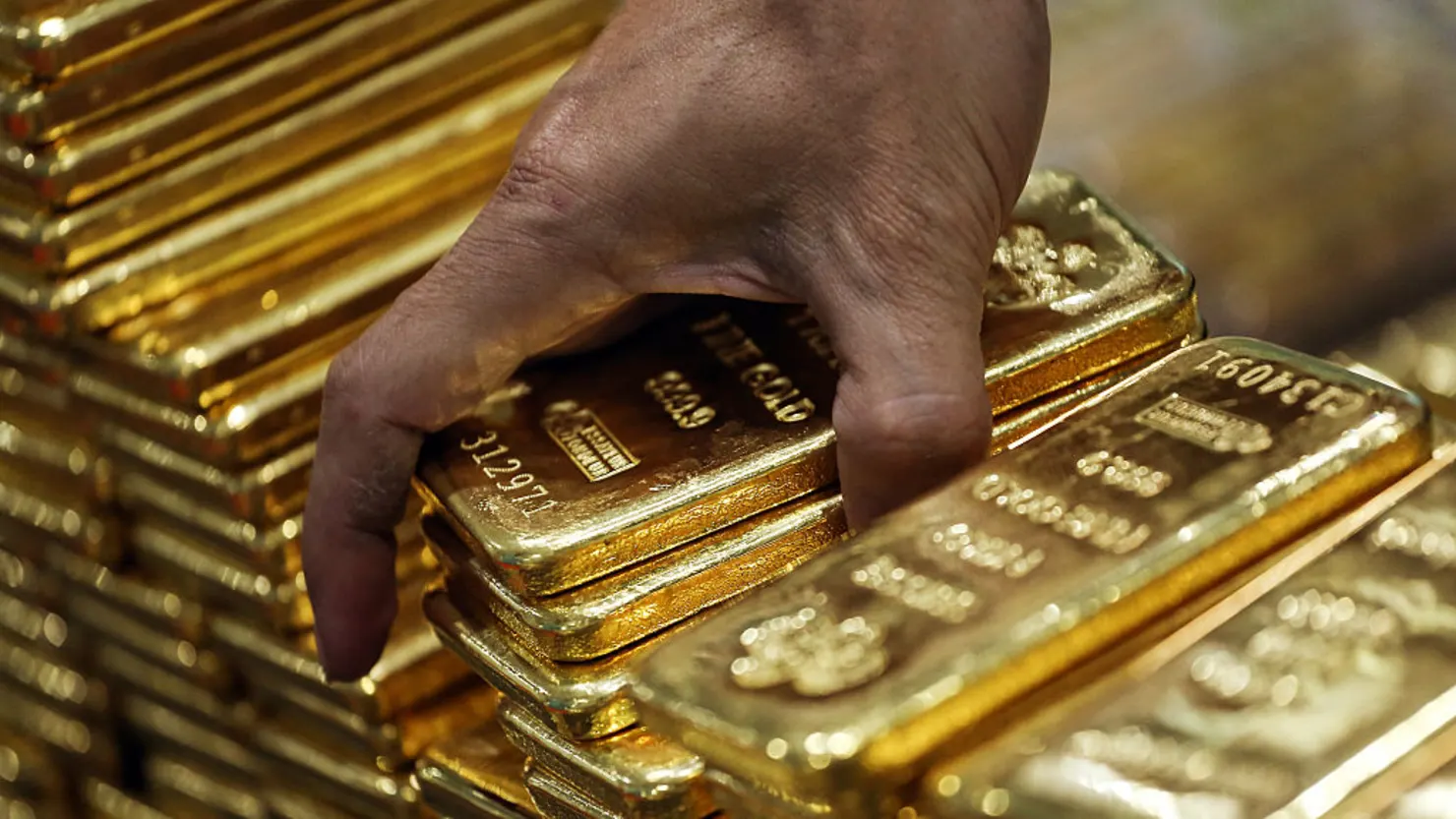 Gold Prices Hit Record High Amid Tariff Uncertainty and Economic Concerns