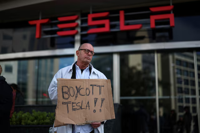 Protesters Rally at Tesla Showroom in Lisbon Amid Political Tensions and Possible Snap Election