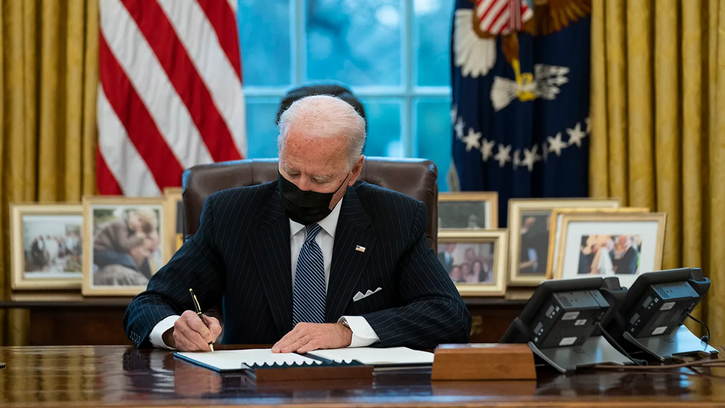 Trump Trolls Biden Over “Autopen Signatures,” Sparking Social Media Frenzy