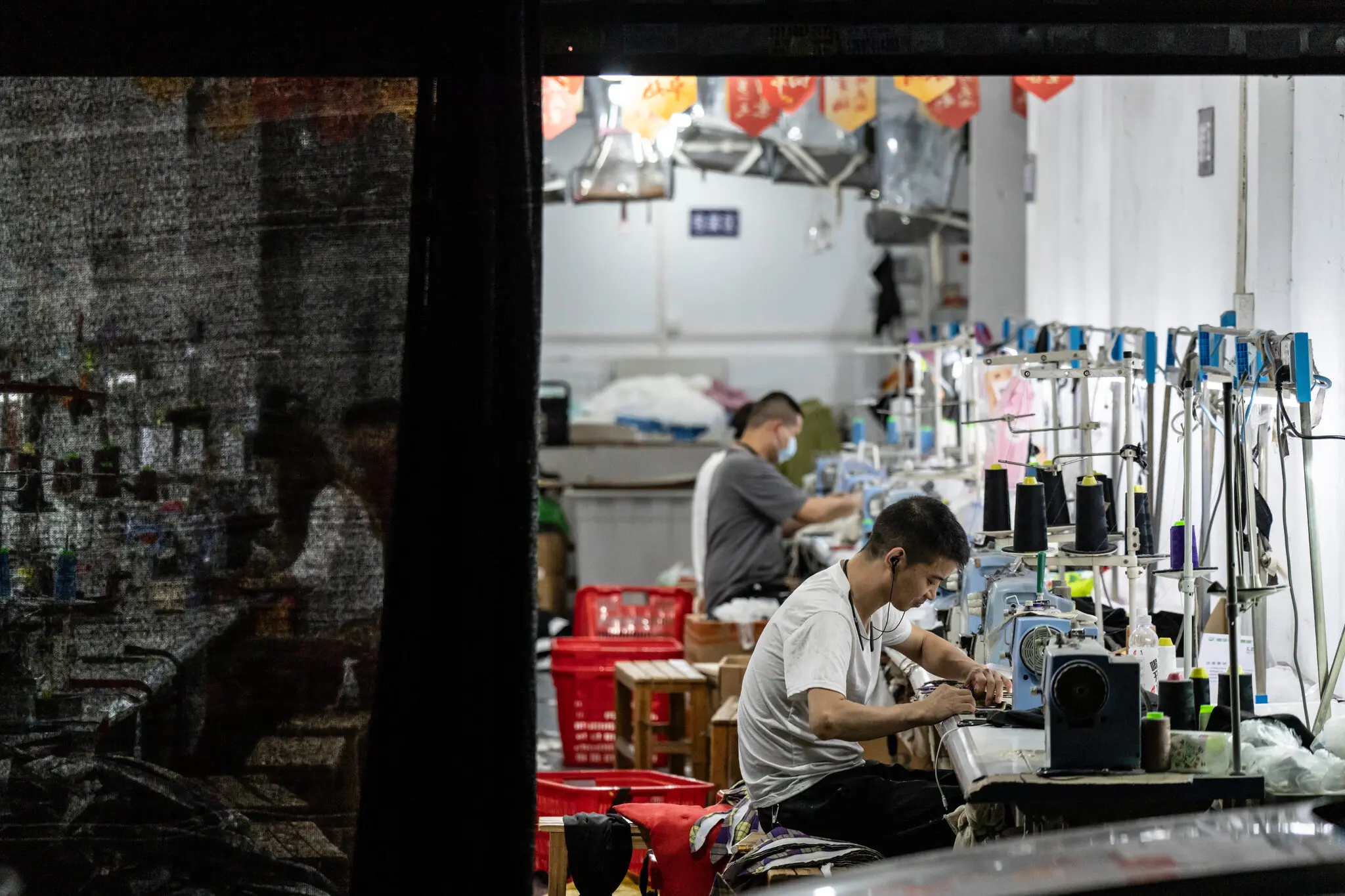 Chinese Garment Industry Confronts Major Shift Amid US Tariff Changes