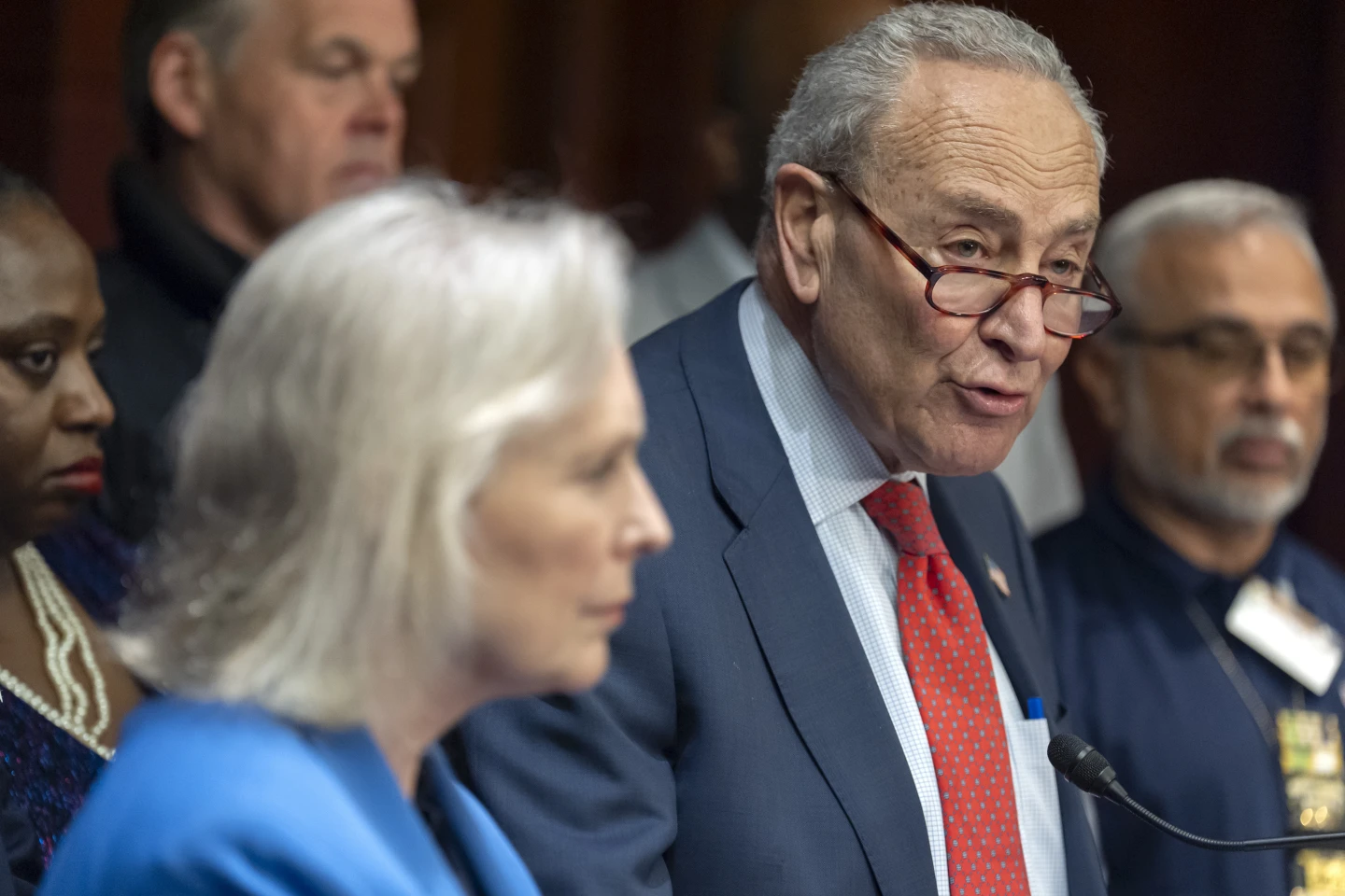 Poll: Democrats Lose Confidence Post-Trump Victory as Both Parties Struggle with Public Trust