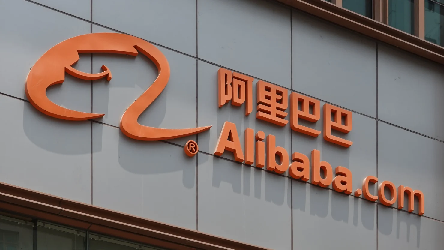 Alibaba Shares Drop Amid US Scrutiny of Potential Apple AI Partnership