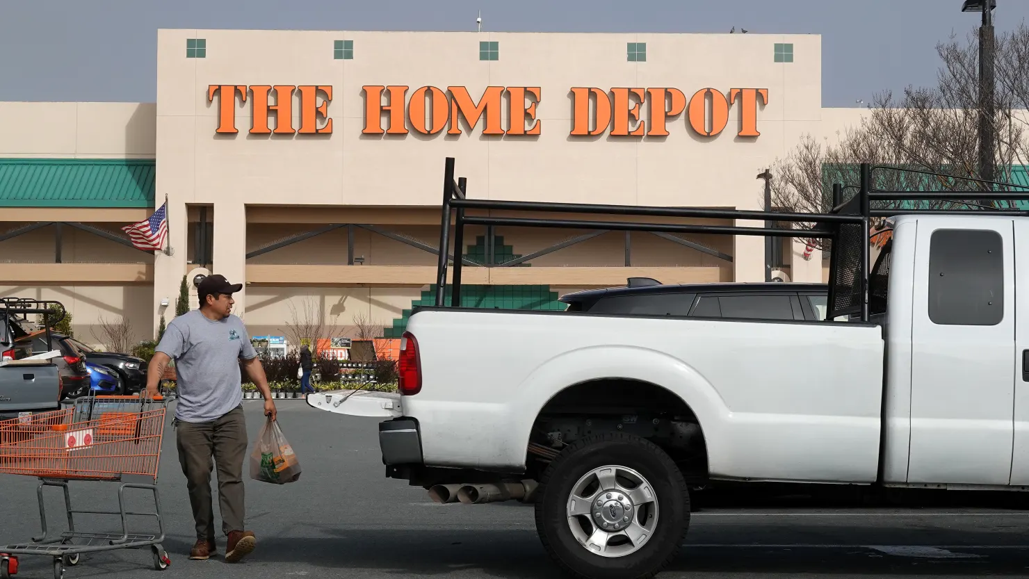 Home Depot CFO Confirms No Price Hikes Due to Tariffs, Maintains Full-Year Sales Outlook