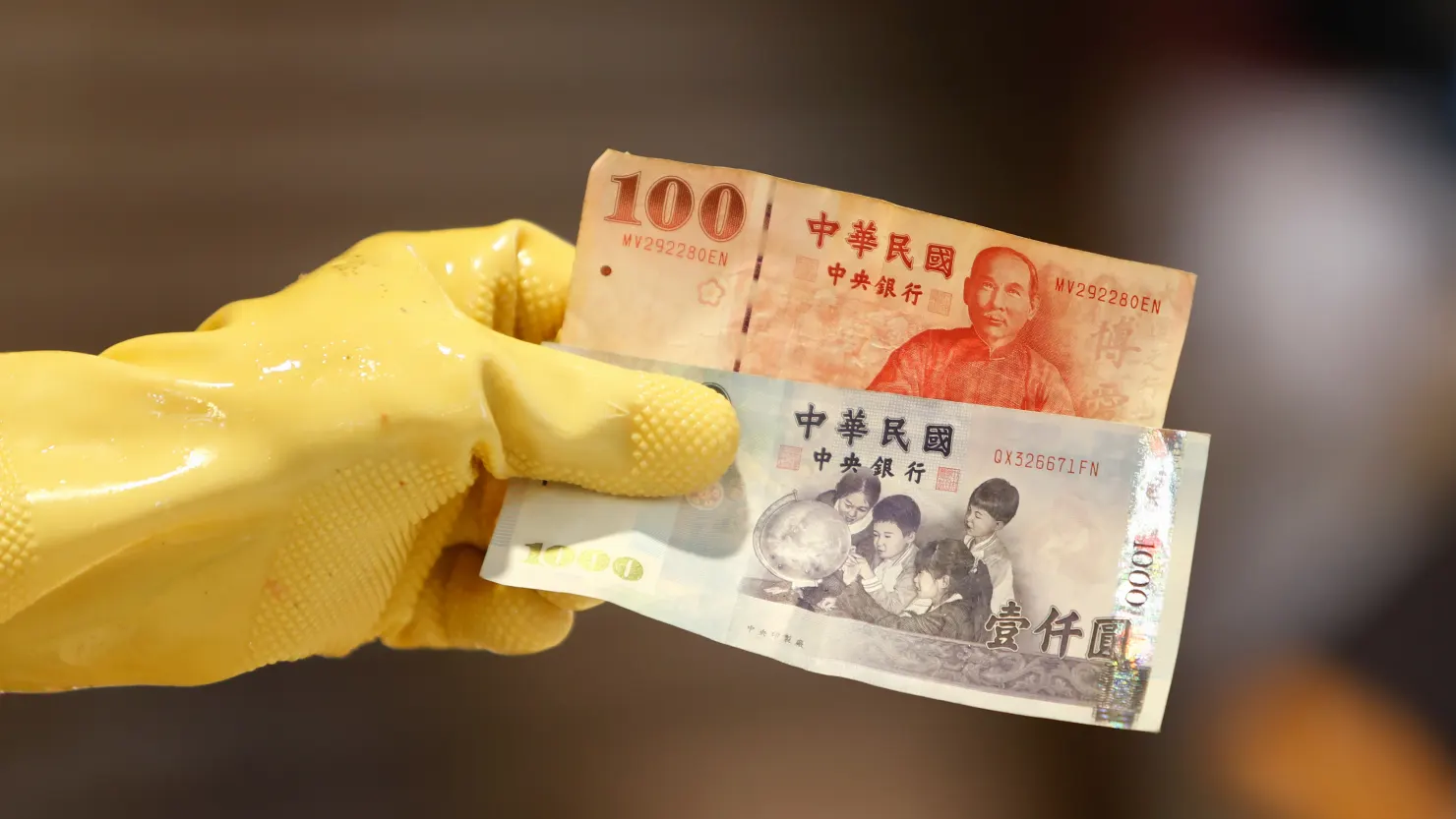 Taiwan Dollar Retreats After Record Rally Amid Currency Speculation and Trade Tensions