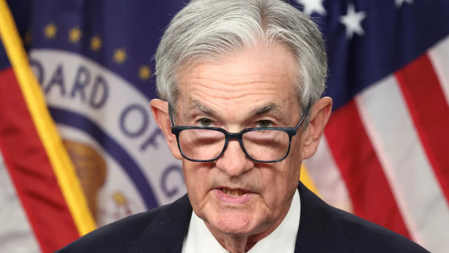 Jerome Powell Encourages Graduates to Embrace Risk and Initiative in Career Pursuits