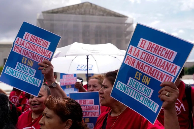 US Supreme Court Weighs Trump’s Effort to End Birthright Citizenship