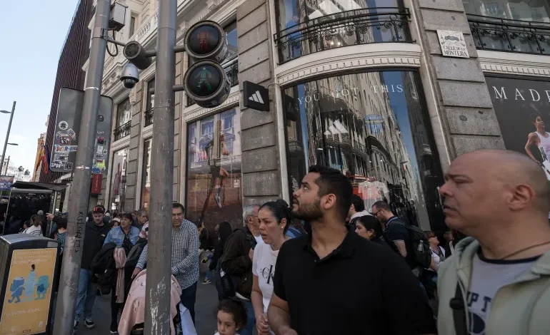 Spanish Grid Operator Denies Solar Power Caused Major Blackout; Political Pressure Mounts on Prime Minister