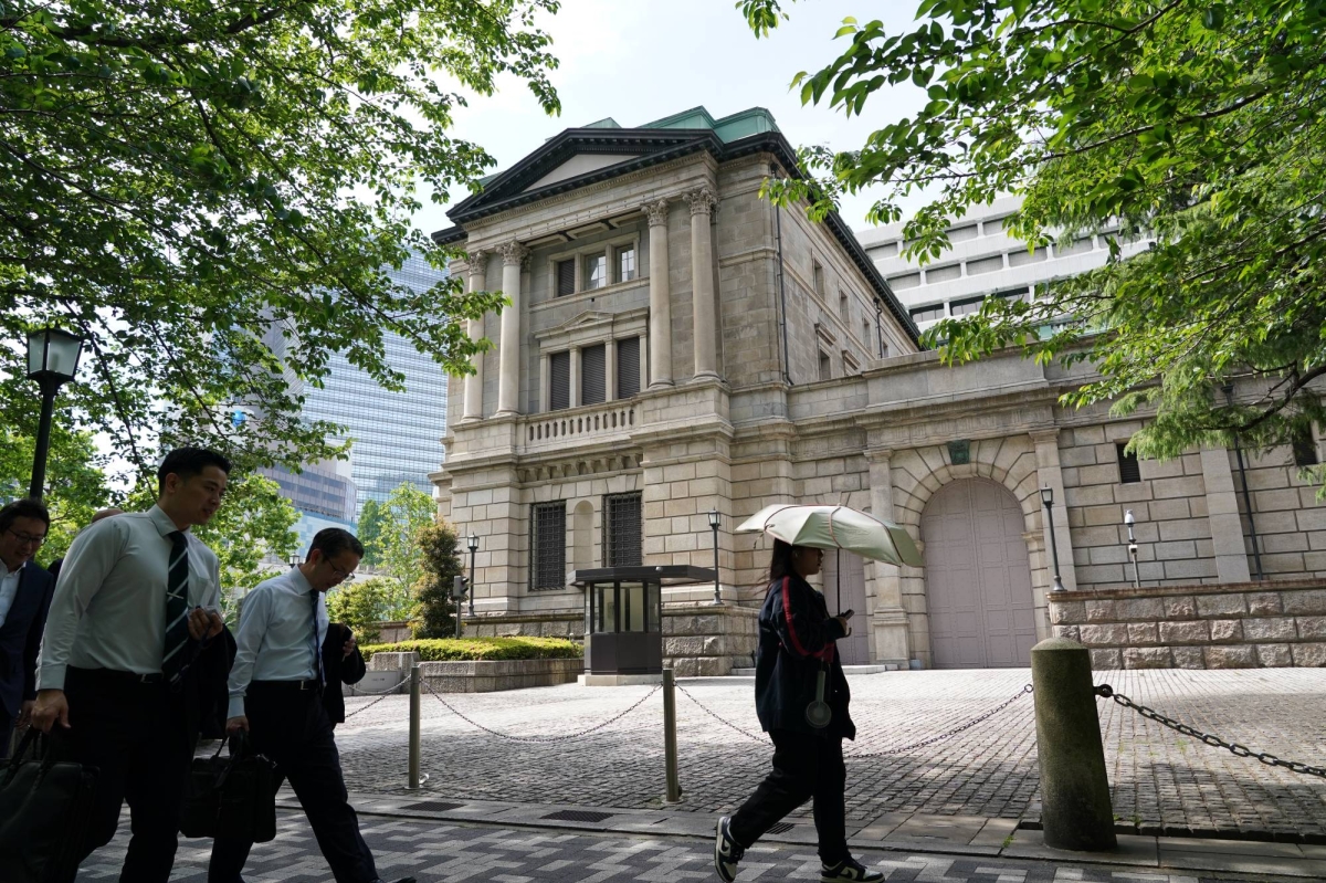 Japanese Bond Yields Decline as Government Signals Potential Shift in Issuance Strategy